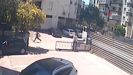 Masa üzerindeki çantayı alıp kaçtı, önce kameraya ardından polise yakalandı
