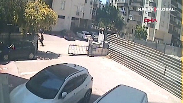 İlginç hırsızlık! Çanta çalıp, otomobillerin lastiğini kesti