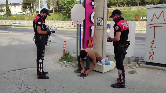 Uyuşturucunun etkisindeki gencin yardımına polis koştu