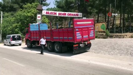 Duraksayan kamyona otomobil arkadan çarptı; 2 kişi yaralandı