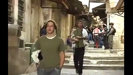 İsrail askeri Filistinli kadını yerlerde sürükledi