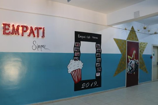 Özel öğrenciler, işlettikleri kafeden elde ettikleri gelirle okullarına sinema salonu kazandırdı