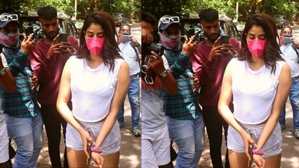 Janhvi Kapoor के साथ लोगो ने की ये हरकत, Check Out The Viral Video ! । FilmiBeat