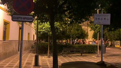 El botellón invade una de las plazas más bonitas de Sevilla