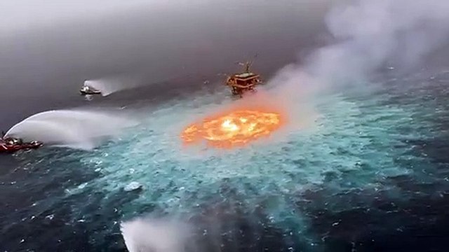 Les secours en train d'éteindre le feu du pipeline