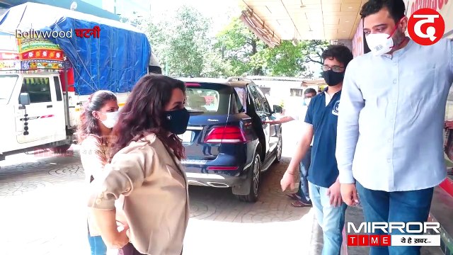 TISCA CHOPRA DISTRIBUTE RICE PACKETS TO THE THEATER WORKERS AT PVR CITI MALL