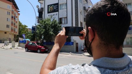 Kemal Sunal'ı unutturmamak için binalarına afişini astılar