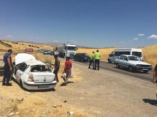 KAHTA'DA OTOMOBİL ŞARAMPOLE DEVRİLDİ: 6 YARALI