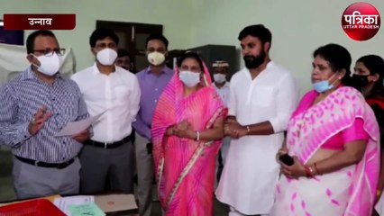 डीएम ने पंचायत अध्यक्ष पद पर जीत हासिल करने वाली शकुन सिंह को दिया प्रमाण पत्र
