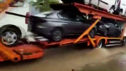 Bursa'da o yol göle döndü! Araçların suyla dansı...