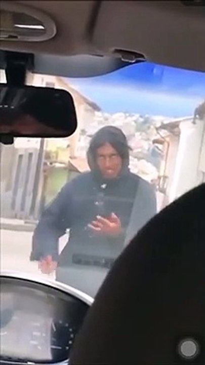 Ce jongleur de rue est tellement flippant... "une pièce ou je prend ton âme"