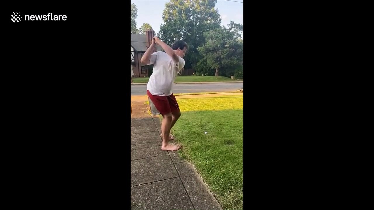 Ce golfeur va regretter son tir... Paf, la voiture de police