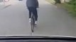 Un cycliste en colère cri sur un conducteur et va le regretter