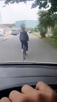 Un cycliste en colère cri sur un conducteur et va le regretter