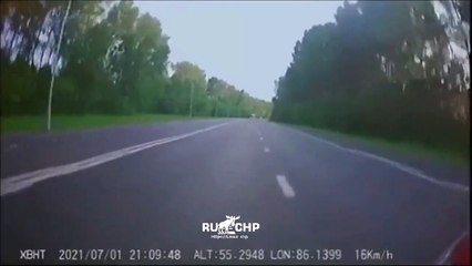 Un motard très chanceux va éviter le pire
