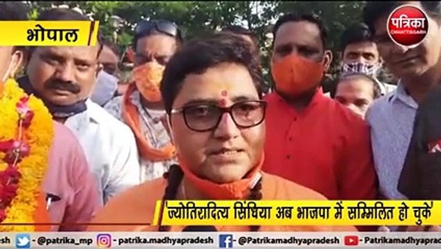 सांसद साध्वी प्रज्ञा ठाकुर बोलीं- 'सब PM मोदी से जलते हैं, इसलिये उनके पीछे पड़े रहते हैं, कांग्रेस ने तोड़ दी थी रीढ़ की हड्डी'