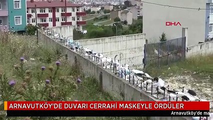 ARNAVUTKÖY'DE DUVARI CERRAHİ MASKEYLE ÖRDÜLER