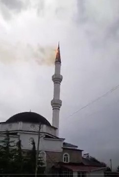 TOKAT'TA YILDIRIM İSABET EDEN CAMİNİN MİNARESİ ALEV ALDI