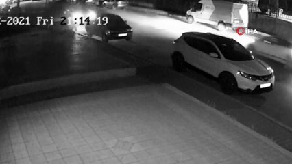 Kontrolden çıkan otomobil park halindeki iki otomobile çarptı...O anlar kamerada