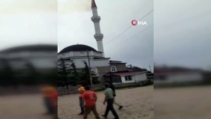 Yıldırım düşen caminin minaresinde yangın
