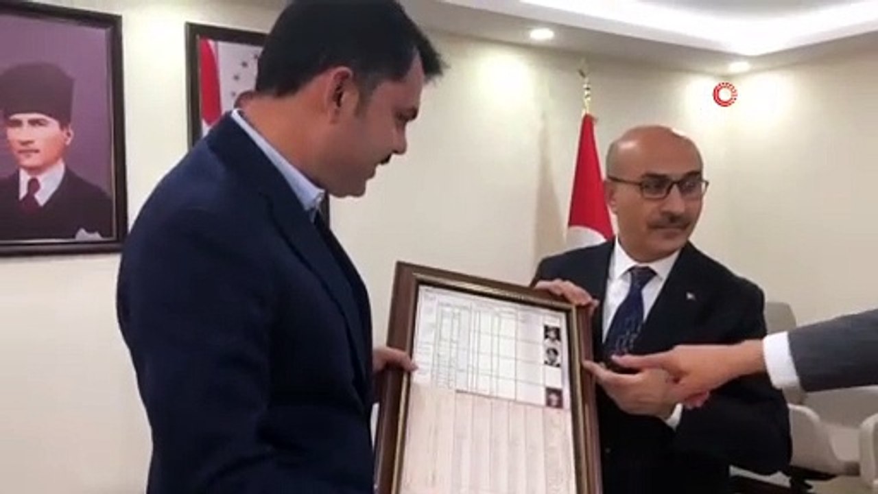 Vali Demirtaş, Bakan Kurum’a Mardin’de eğitim gördüğü 3 yılın karnelerini takdim etti