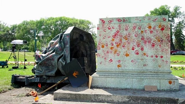 В Канаде сбросили статуи британских королев