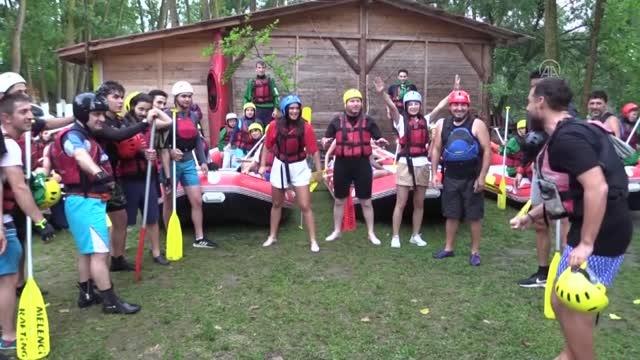 Maceraseverler Melen Çayı'nda rafting yaparak adrenalin depoladı