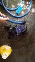 Test rock crawler tahan air, dengan diguyur dari selang joss