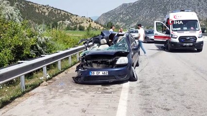 Otomobil tıra arkadan çarptı: 1 ölü, 2 yaralı