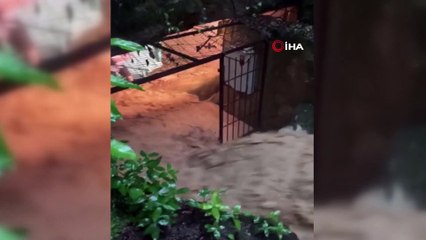 İki dere taşınca araçlar ve evler suların içinde kaldı