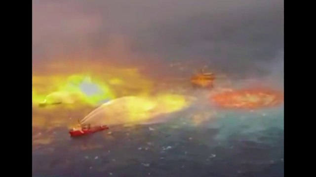 Explosion of oil pipeline in the Gulf of Mexico, flames roll like hell's gate - Explosion d'un oléoduc dans le golfe du Mexique, les flammes roulent comme la porte de l'enfer