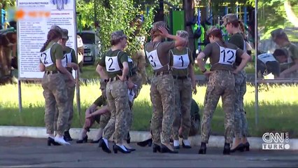 Kadın askerlere topuklu giydirilmesine tepki var