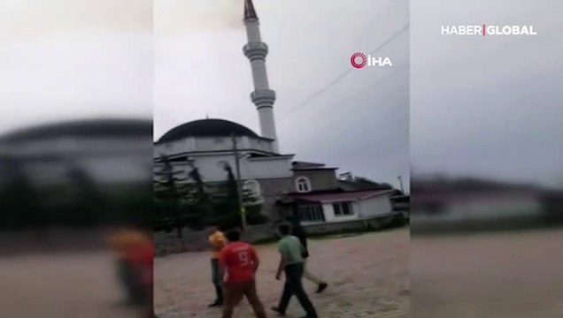 Tokat'ta yıldırım isabet eden caminin minaresi alev aldı