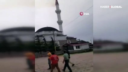 Tokat'ta yıldırım isabet eden caminin minaresi alev aldı