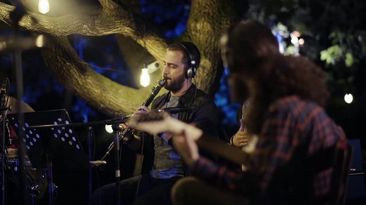 BARABAR - Yürüyorum Dikenlerin Üstünde