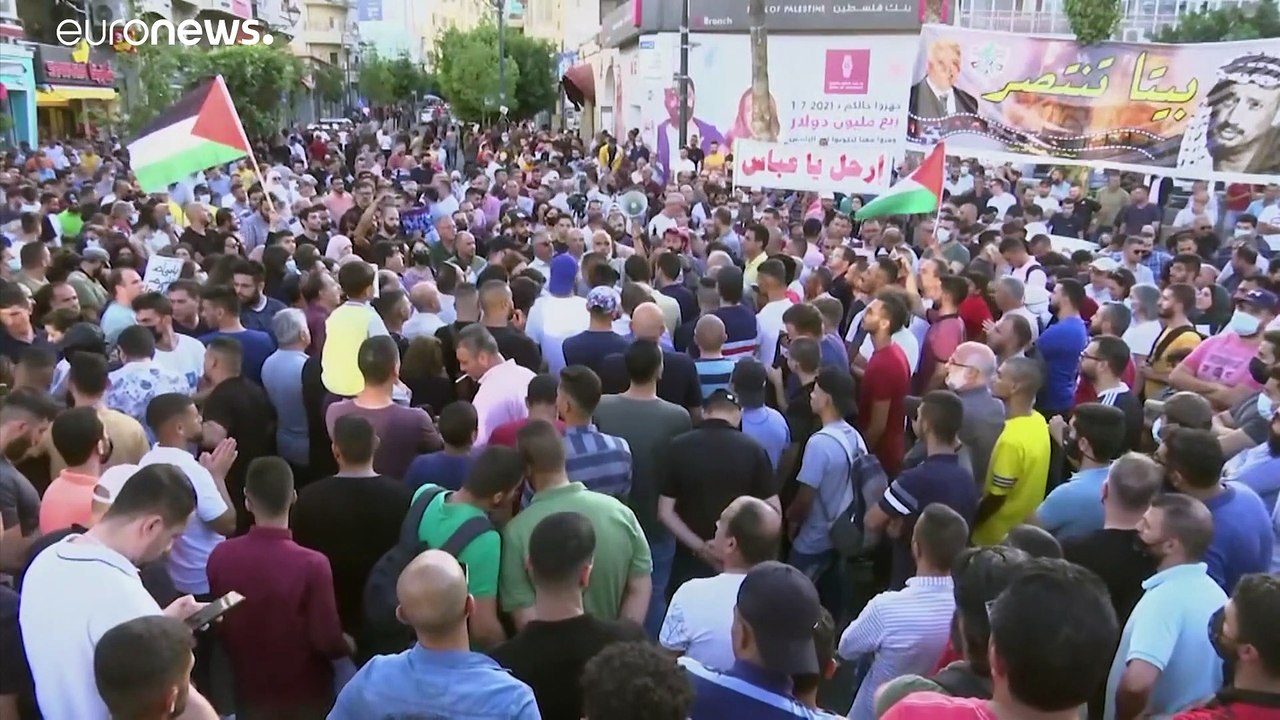 مسيرة في رام الله تطالب برحيل عباس ومحاسبة المتورطين بـ"اغتيال" الناشط نزار بنات