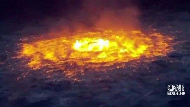 Okyanus yüzeyinde yangın