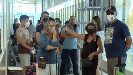 Tải video: Caos en el aeropuerto de Barajas ante las exigencias de antígenos, PCR, códigos QR e informaciones contradictorias