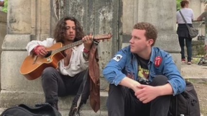 Homenaje en la tumba de Jim Morrison en el 50 aniversario de su muerte