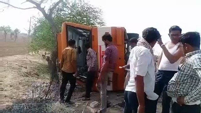 ओवरटेक करते ब्रेक लगाने पर बस पलटी, आठ जने घायल, दो रैफर