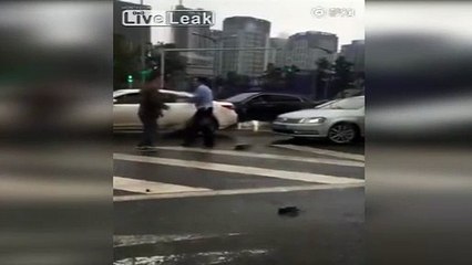 Ceza yazan polise saldırdı