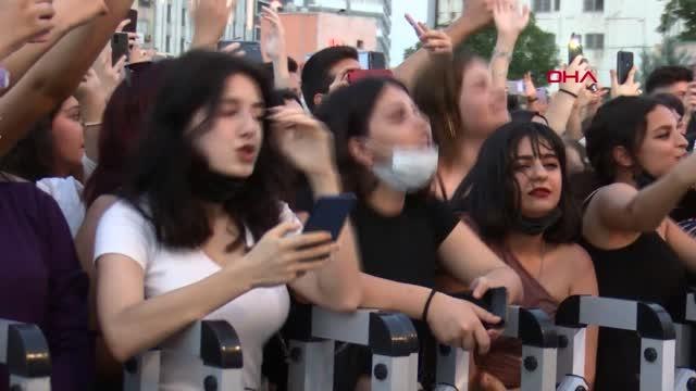 Seyhan Belediyesi'nin halk konserinde Pinhani sahne aldı