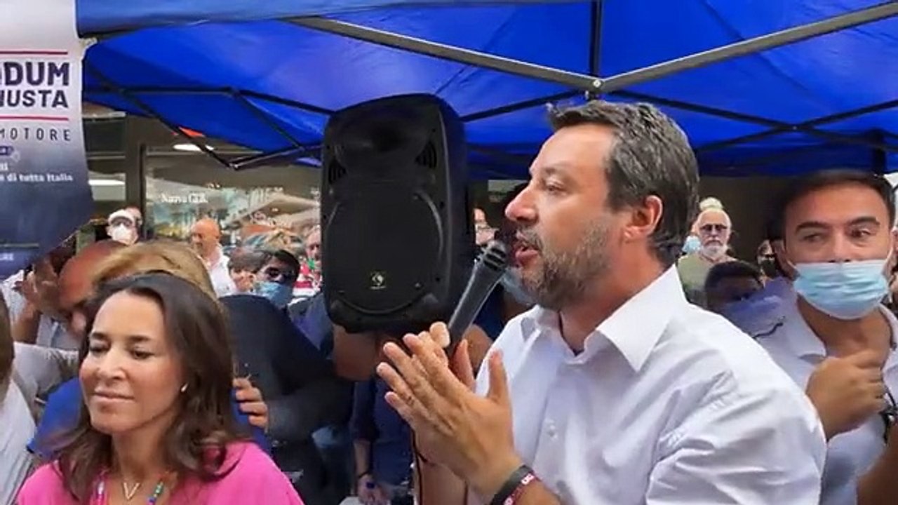 Salvini a Bari per la raccolta firme a favore del referendum sulla Giustizia (3 luglio 2021)