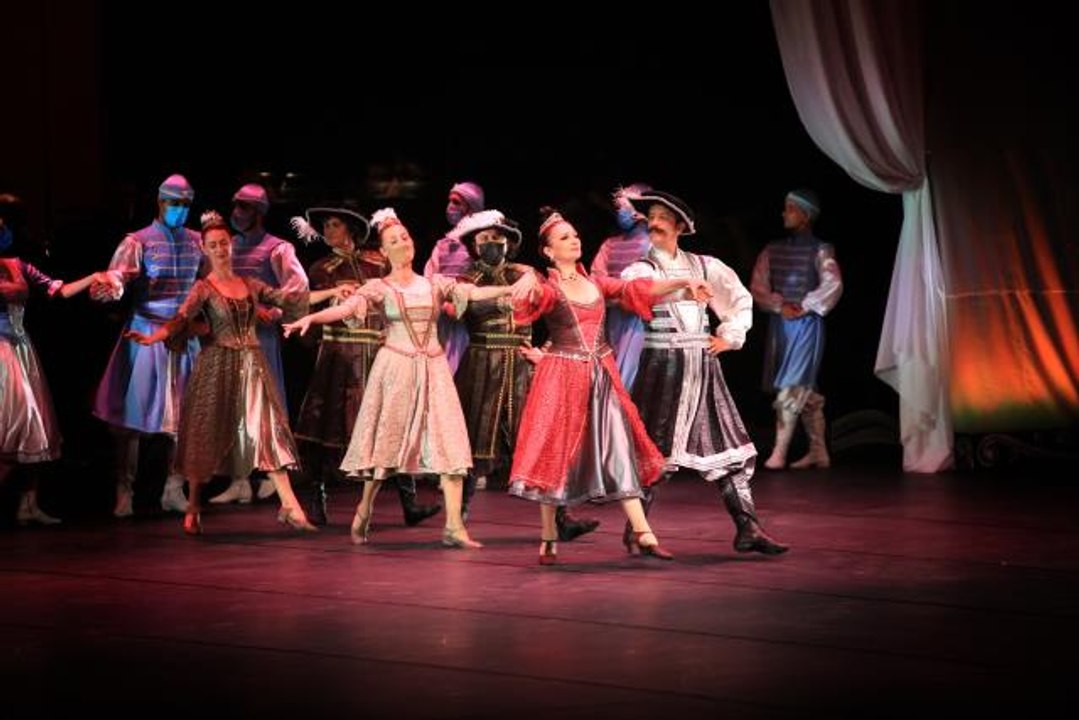 Mersin Devlet Opera ve Balesi "Gala Bale" seçkisini sahneledi