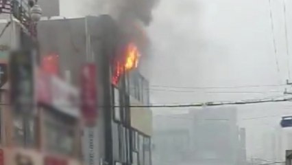 울산에서 3층 규모 상가 불...인명피해 없어 / YTN