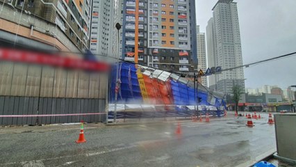 장마 전선 영향 부산 밤사이 비바람...시설물 피해 속출 / YTN