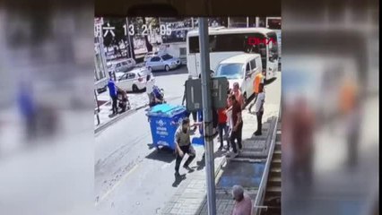 Son dakika gündem: ÜSKÜDAR'DA KABLO HIRSIZINA MAHALLE SAKİNİNDEN DAYAK KAMERADA