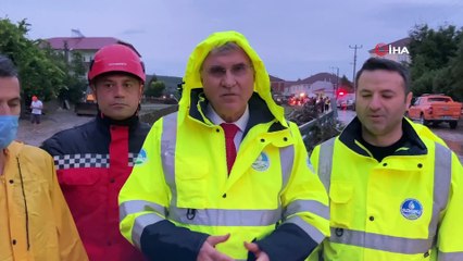 Selde mahsur kalan vatandaşlar botlarla kurtarıldı