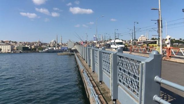 İSTANBUL BOĞAZI VE GALATA KÖPRÜSÜ OLTA BALIKÇILARIN AKININA UĞRADI