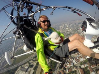 Köpeğinin doğum gününü gökyüzünde uçurarak kutladı